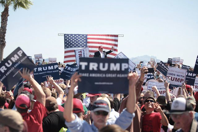 Bilden föreställer folksamling under president valet: "Donald Trumps kampanjevenemang i Fountain Hills, Arizona" (foto: Gage Skidmore, Flickr)