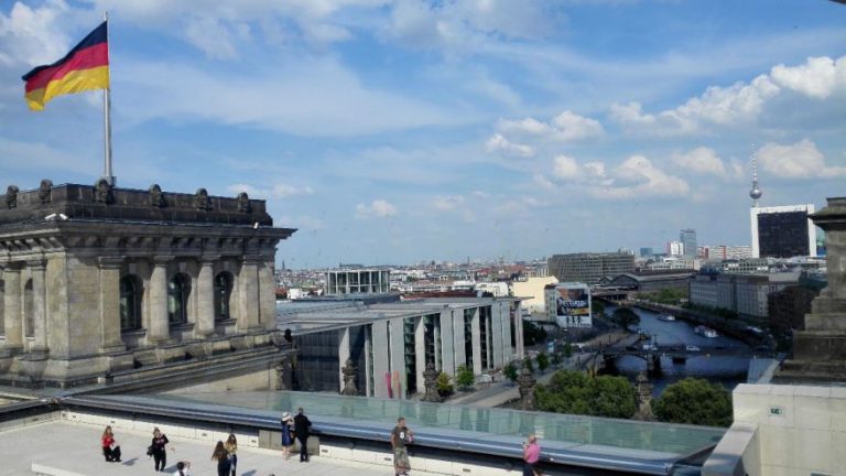 På bilden ser vi utsikten Uppifrån ”Reichstagsgebäude” i Berlin (foto: Minka Lindroos)