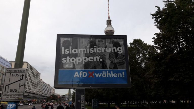 Bilden visar en valaffisch, "Stoppa islamiseringen, välj AfD", stod det på AfDs valreklam under valkampanj i Berlin (foto: Samuel Salenius).