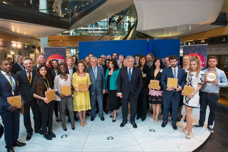 Bilden visar gruppbild under firandet år 2017 firade Europaparlamentet 30 år av Erasmus+ med en ceremoni i Strasbourg. (Bild: European Parliament /Flickr