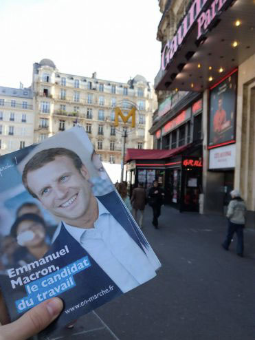 Bilden visar en valbroschyr från Emmanuel Macron. "På söndag röstas det i Frankrike. Det enda som är säkert är att det franska folket nu har två presidentkandidater med två totalt olika karaktärer." (Foto: Vilhelm Forss)