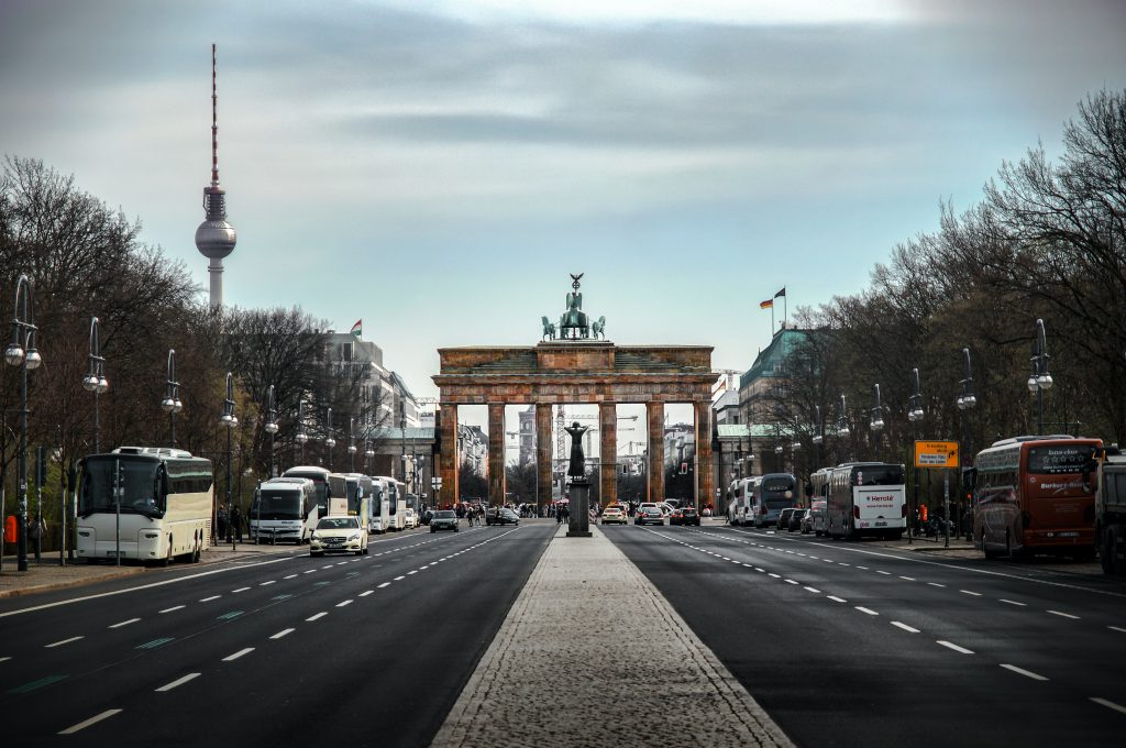 Bilden föreställer gatan in till Brandenburger Tor i Berlin där Liberal Praktik har praktikplatser, i bakgrunden ser man tv-tornet