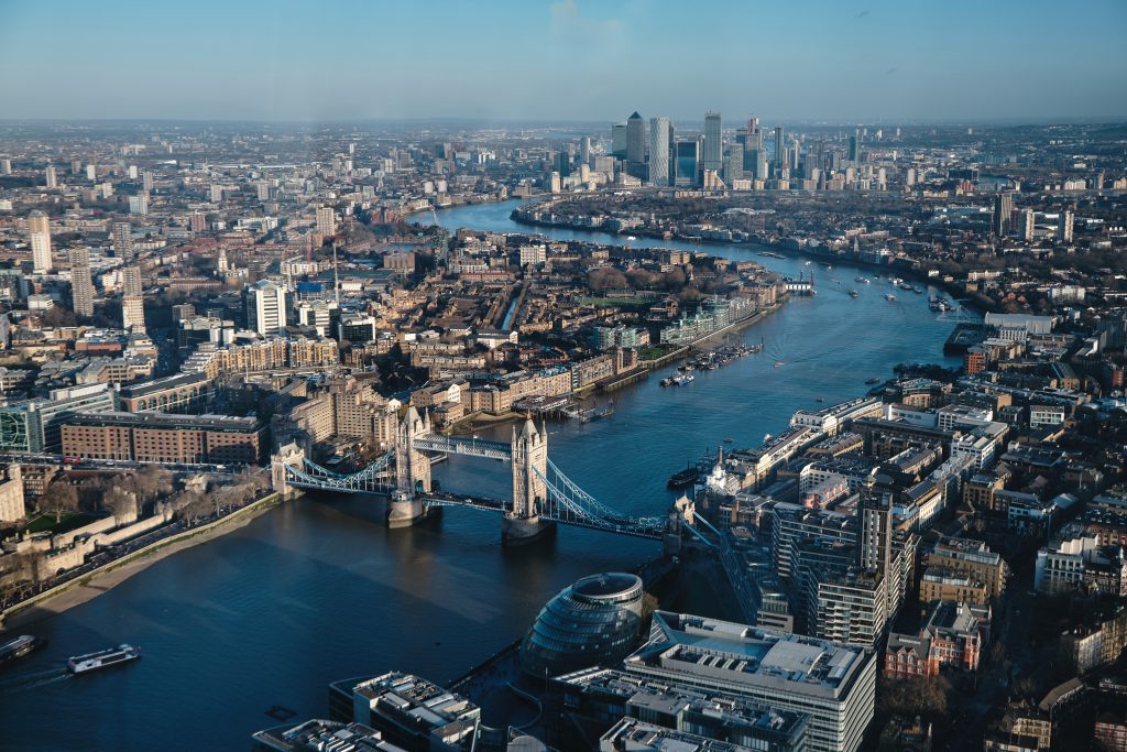 Bilden visar utsikt ovanifrån floden Themsen, Towern och Tower Bridge samt Londons centrala delar. I London hittar du praktikplatser från Liberal Praktik.
