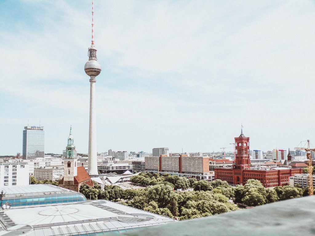 Bilden visar utsikten över Alexanderplatz och tv-tornet i Berlin där Liberal Praktik har praktikplatser