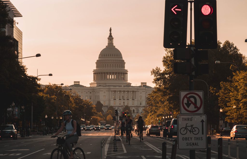 Bild på gata i Washington med utsikt över Capitol Building i skymning