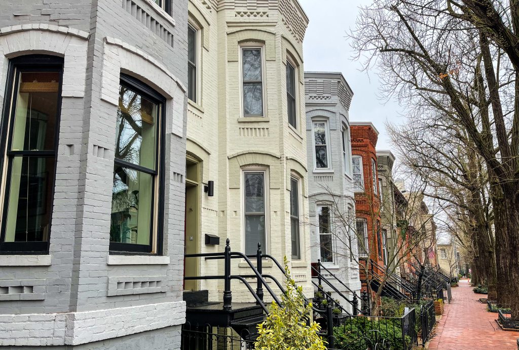 Bild på gata med hus i olika färger i Washington, där Liberal Praktik har praktikplatser