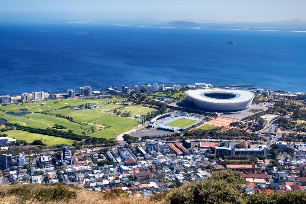 Bilden föreställer utsikt från Table Mountain ner över Kapstaden och Green Point Stadium samt Stilla havet utanför kusten. Hos Liberal Praktik hittar du praktikplatser i Kapstaden.