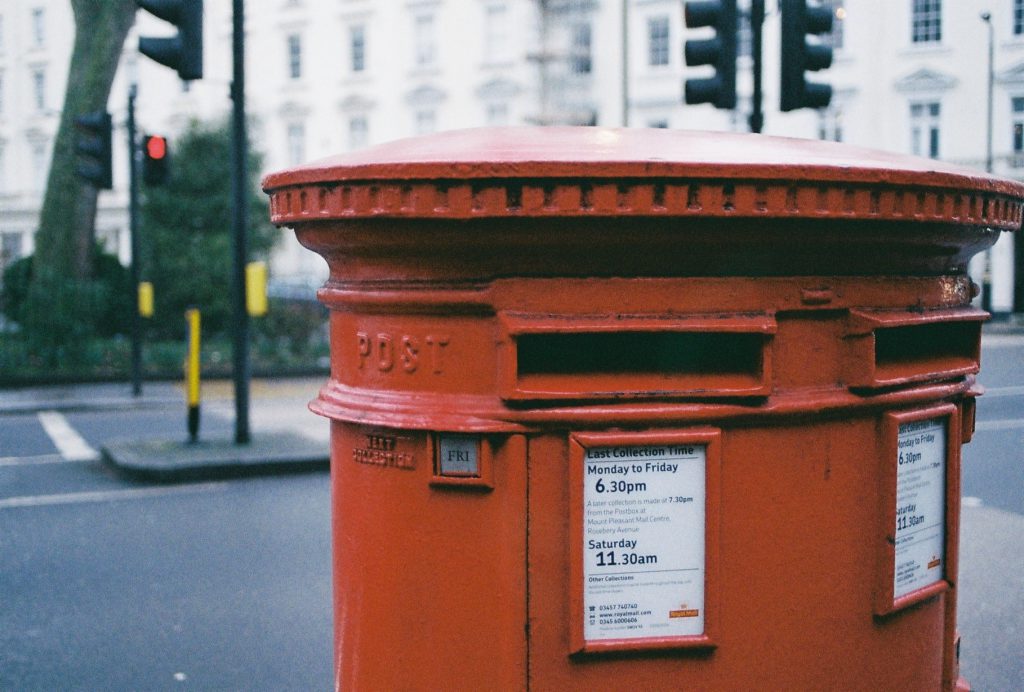Bild föreställer en klassisk röd postlåda i London där Liberal Praktik har praktikplatser