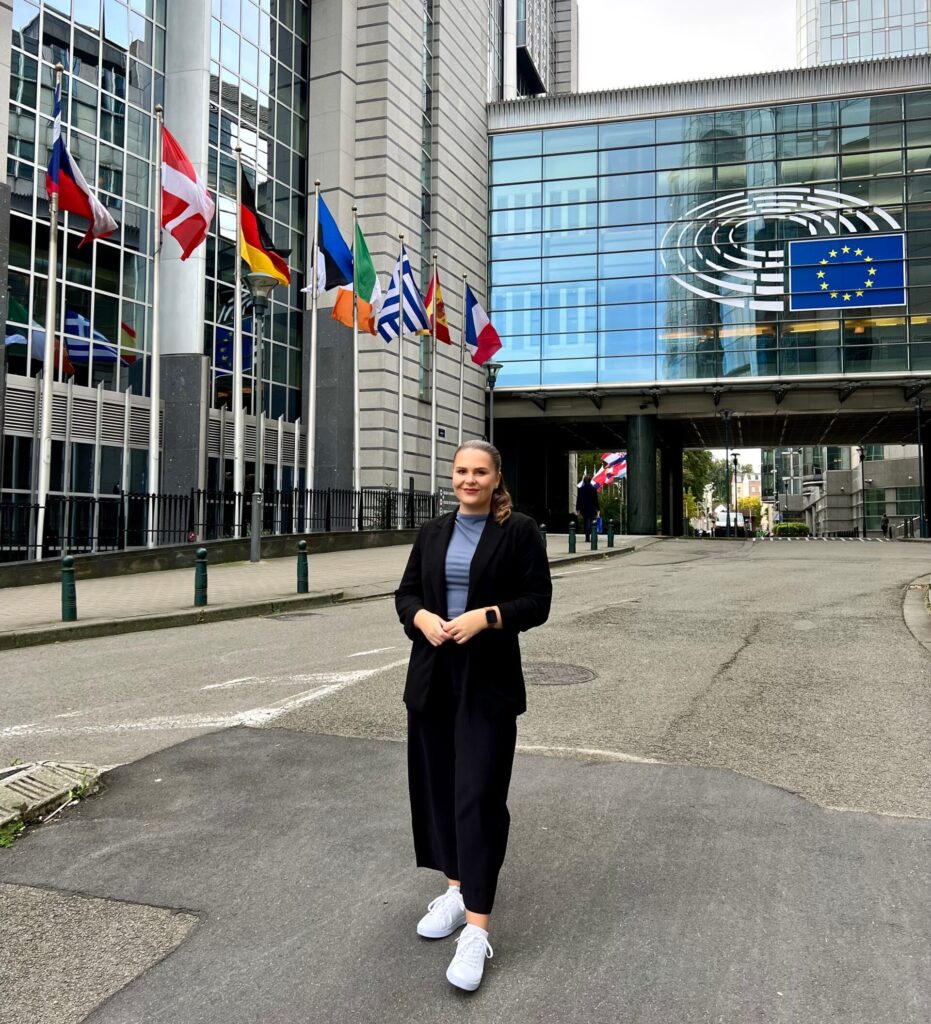 Ida Zinne utanför Europaparlamentet