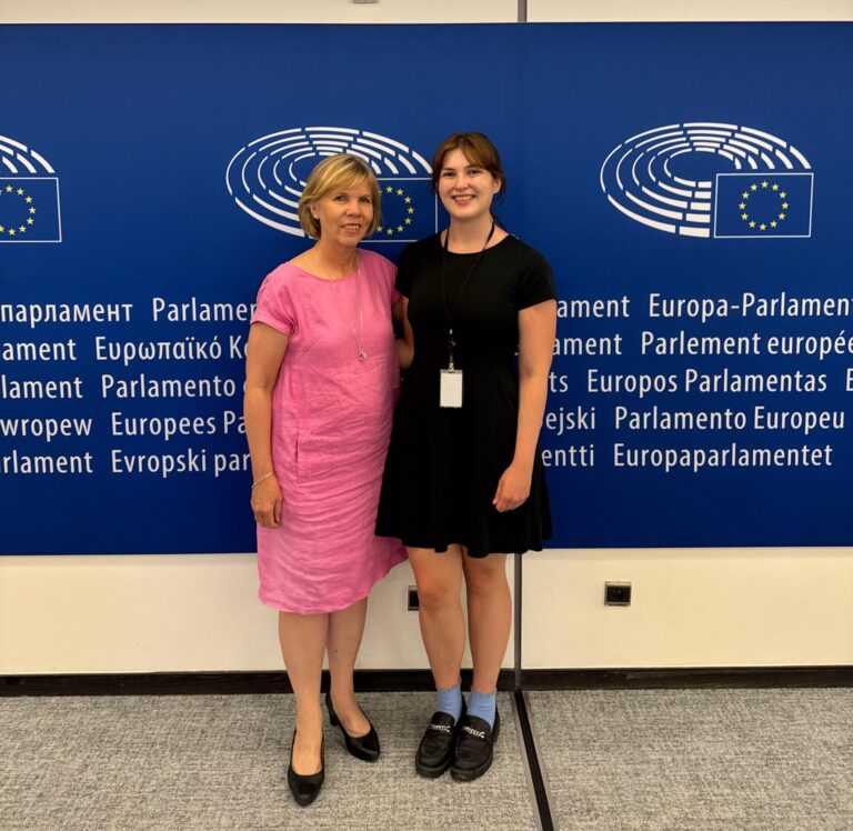 Anna-Maja Henriksson och Amanda Fagerström i EU-parlamentet