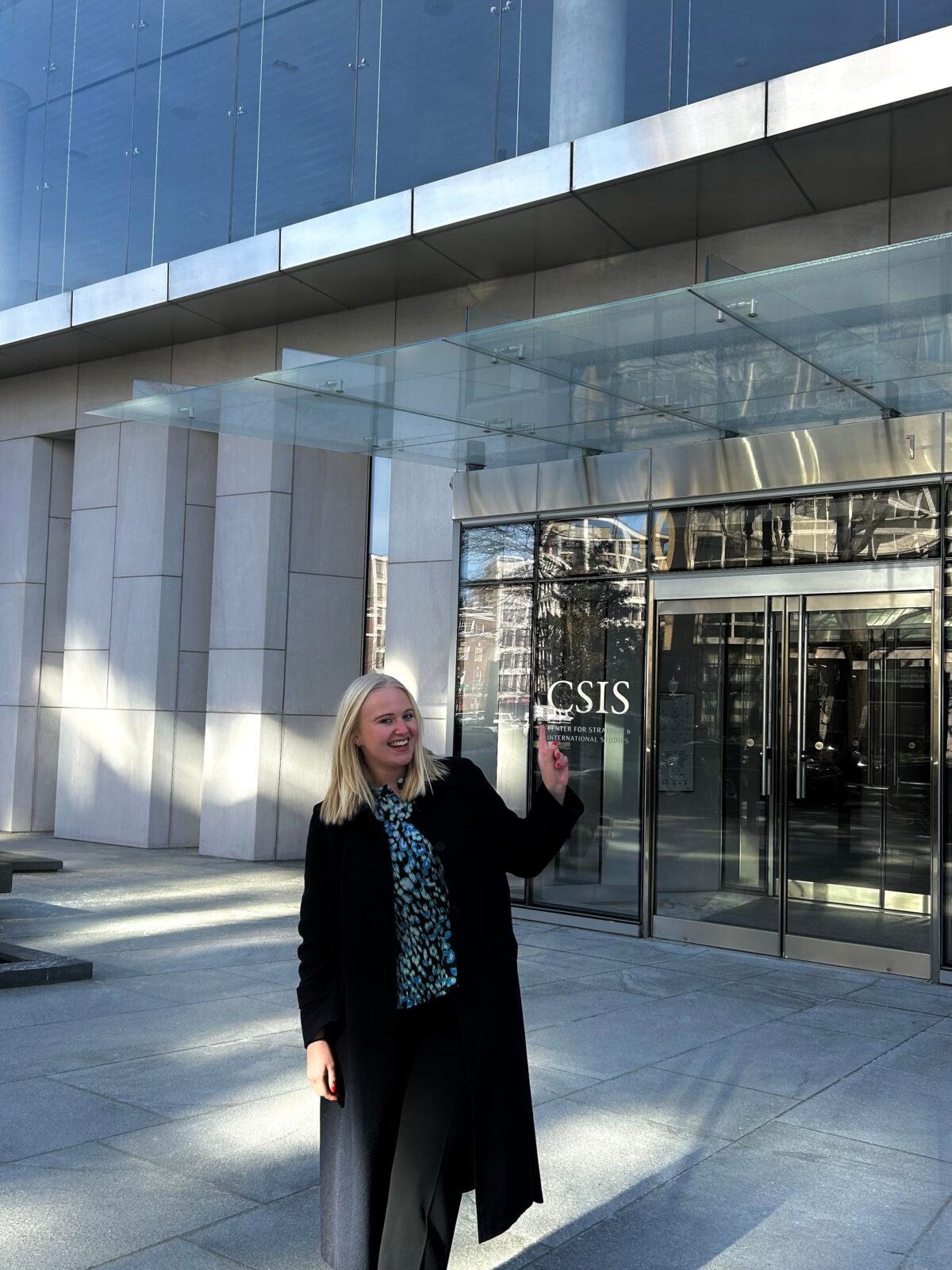 Essi Pekonen utanför CSIS.