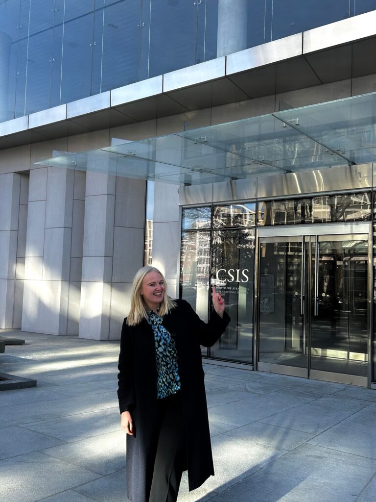 Essi Pekonen utanför CSIS.