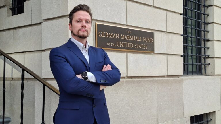 Praktikant Joel Sjögren utanför GMF