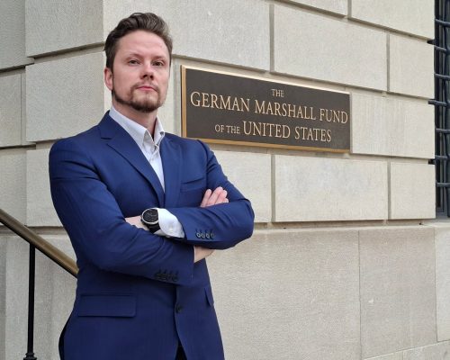 Praktikant Joel Sjögren utanför GMF