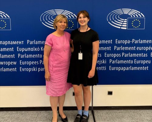 Anna-Maja Henriksson och Amanda Fagerström i EU-parlamentet