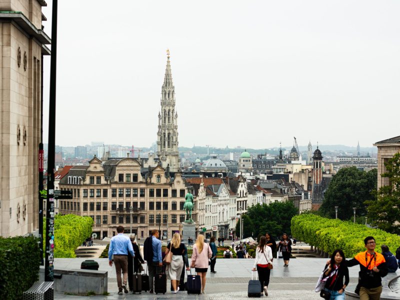 Bild med utsikt över Jardin du Mont des Arts, parken i Bryssel samt byggnaderna framför. Hos Liberal Praktik hittar du praktikplatser i Bryssel