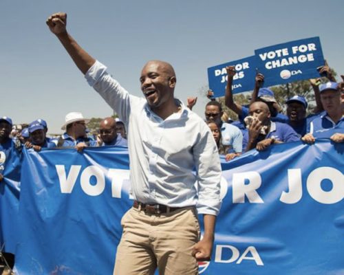 Bilden visar Mmusi Maimane under kommunalvalet "Democratic Alliance ledare Mmusi Maimane tar del i en demonstration inför kommunalvalet 2016" [Foto: Democratic Alliance]