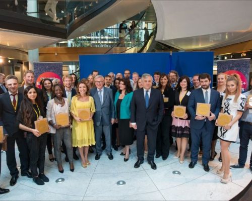 Bilden visar gruppbild under firandet år 2017 firade Europaparlamentet 30 år av Erasmus+ med en ceremoni i Strasbourg. (Bild: European Parliament /Flickr