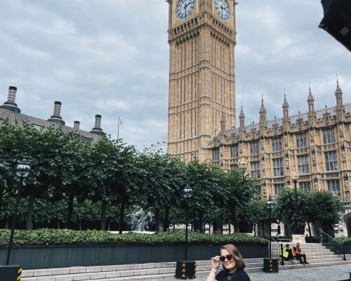 Praktikant Emma Lundström står framför Big Ben i London