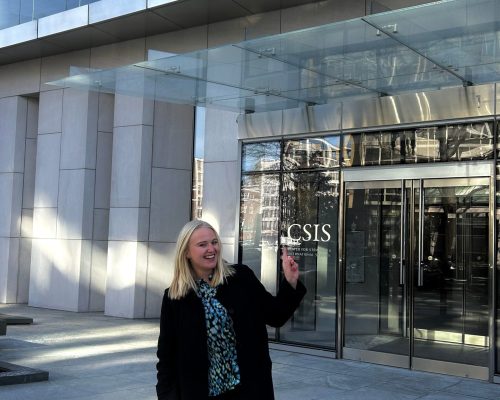 Essi Pekonen utanför CSIS.