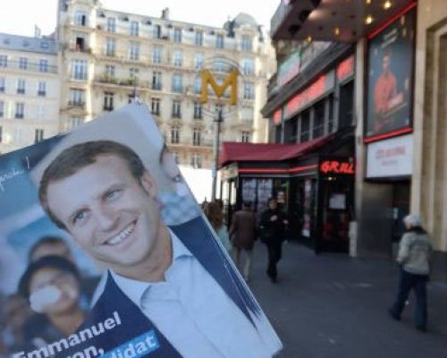 Bilden visar en valbroschyr från Emmanuel Macron. "På söndag röstas det i Frankrike. Det enda som är säkert är att det franska folket nu har två presidentkandidater med två totalt olika karaktärer." (Foto: Vilhelm Forss)