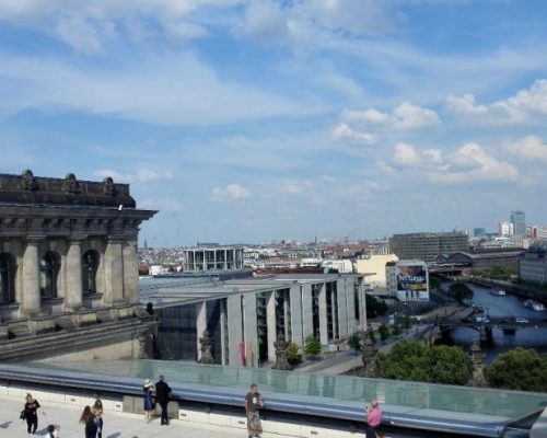 På bilden ser vi utsikten Uppifrån ”Reichstagsgebäude” i Berlin (foto: Minka Lindroos)