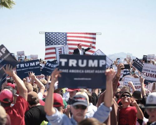 Bilden föreställer folksamling under president valet: "Donald Trumps kampanjevenemang i Fountain Hills, Arizona" (foto: Gage Skidmore, Flickr)