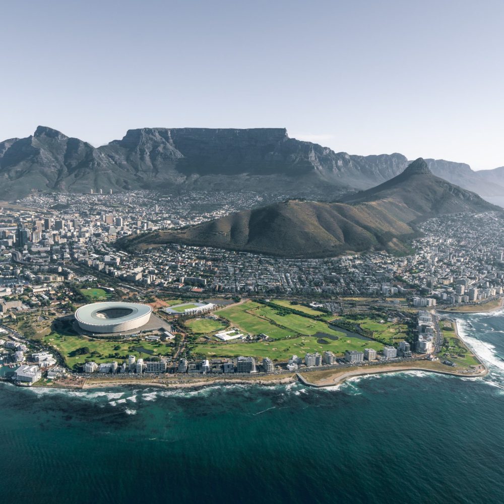Bilden föreställer utsikt ovanifrån Stilla havet in över Kapstaden och Green Point Stadium och Table Mountain. Hos Liberal Praktik hittar du praktikplatser i Kapstaden.